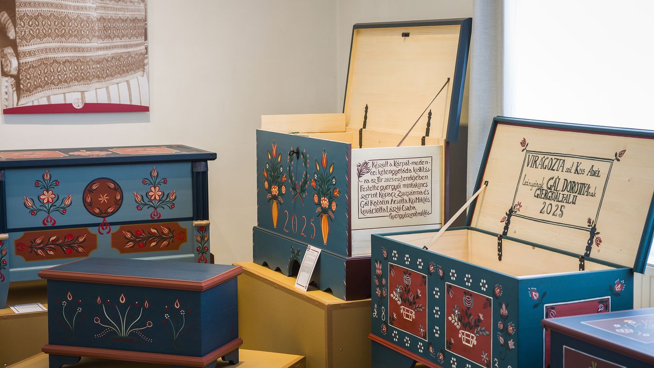 Ládába zárt üzenetek