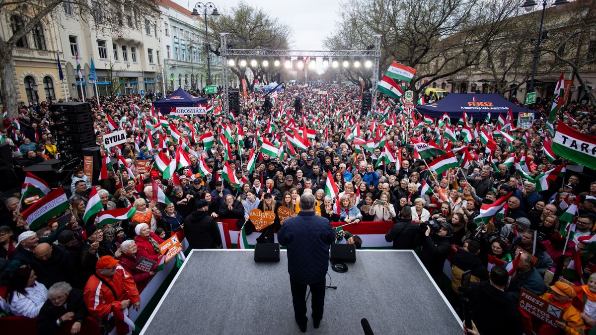 Hiába csapott le a vihar a viharsarokban, hatalmas tömeg hallgatta Orbán Viktort Békéscsabán (GALÉRIA)