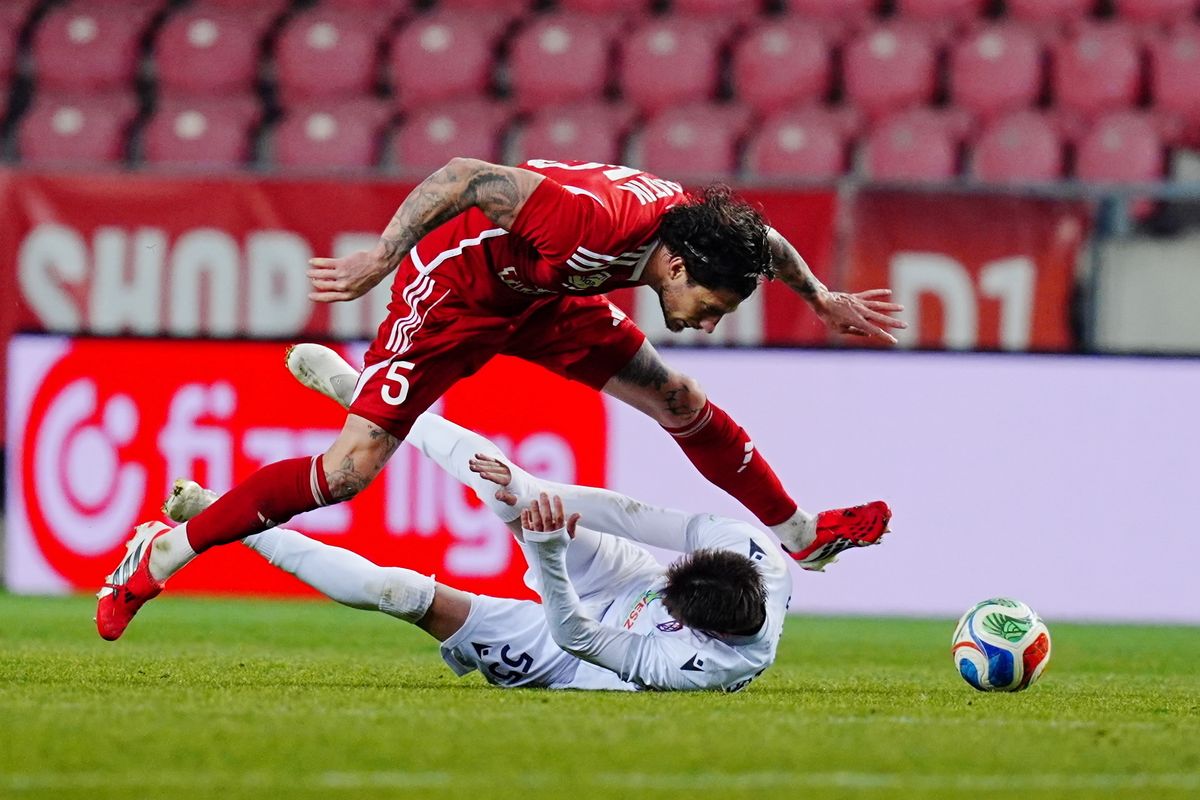 Bognárhoz hasonlóan Batik is megemlítette a fetrengő játékosokat