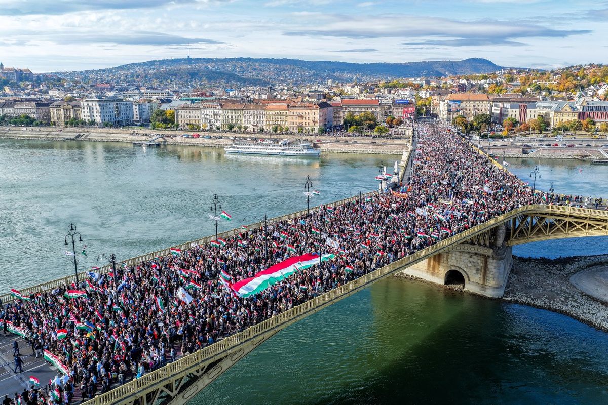 A drónnal készült képen a Civil Összefogás Fórum - Civil Összefogás Közhasznú Alapítvány (CÖF-CÖKA) Békemenetének résztvevői az 1956-os forradalom és szabadságharc 69. évfordulóján a Margit hídon 2025. október 23-án. Fotó: MTI/Czeglédi Zsolt