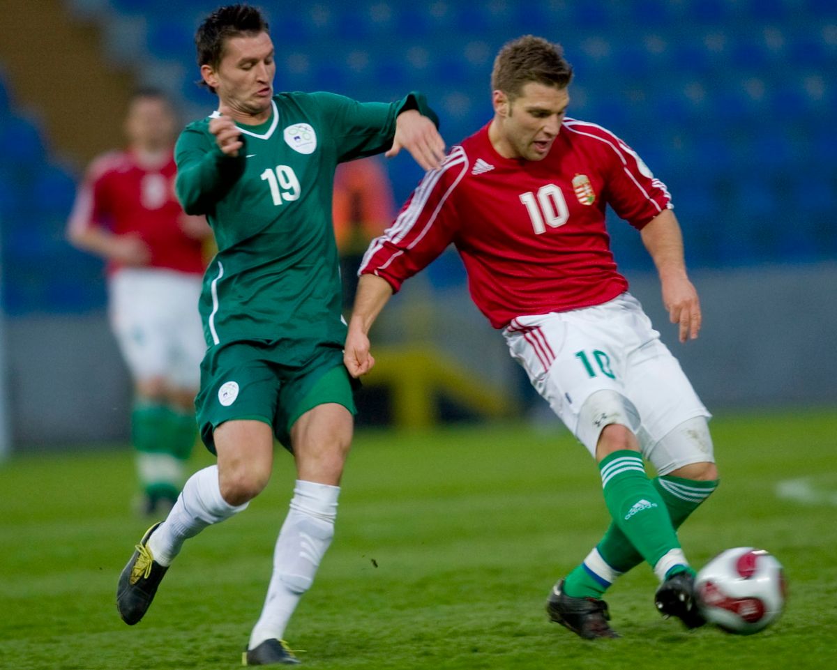 Buzsáky Ákos a magyar válogatott mezében egy szlovénok elleni 2008-as, hazai vesztes felkészülési mérkőzésen