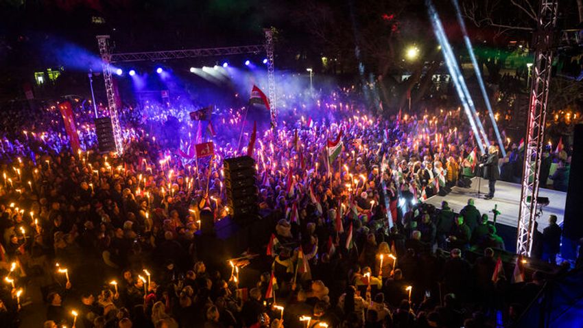 Megtelt a Kossuth tér – hatalmas tömeg várta Orbán Viktort Törökszentmiklóson