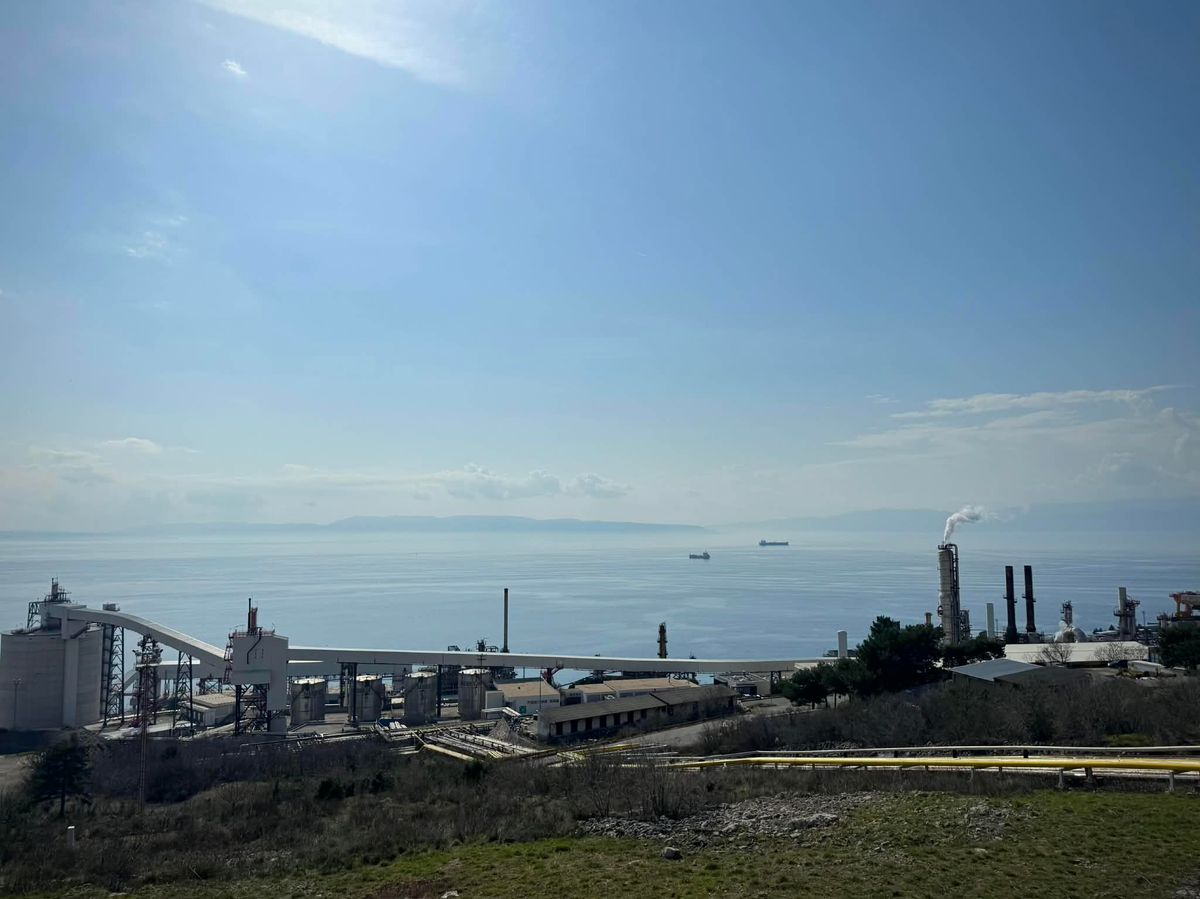 A MOL új olajfinomítója, a háttérben kirakodásra váró tankerekkel - Forrás: Mandiner