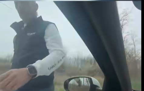 Miután a Tisza emberei körbevették az autót, Magyar Péter rendezvényszervezője megpróbálta kinyitni a vezetőoldali ajtót is (Képernyőfotó)