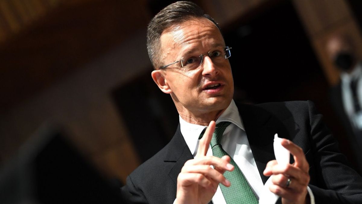 Szijjártó diplomáciai gyorstalpalót tartott Keszthelyen, és üzent a külföldi titkosszolgálatoknak is (VIDEÓ)