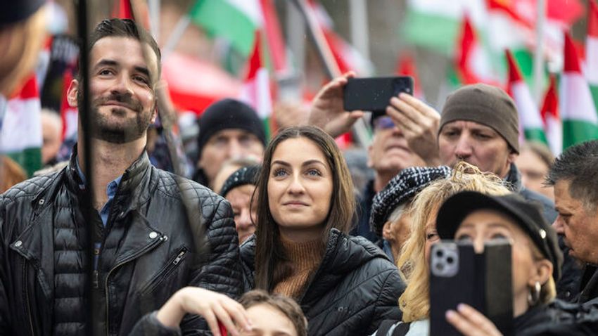 Az eső sem tántorította el a pécelieket Orbán Viktor nagygyűlésén