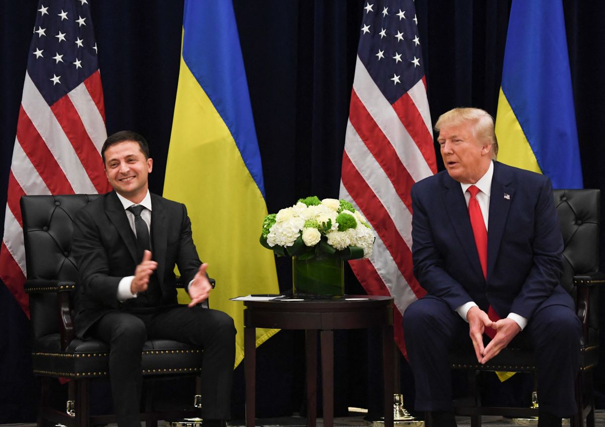 Zelenszkij és Trump 2019-ben. Az ukrán elnök többször megígérte Trumpnak: kinyomozza Hunter Biden ügyeit. Fotó: SAUL LOEB / AFP