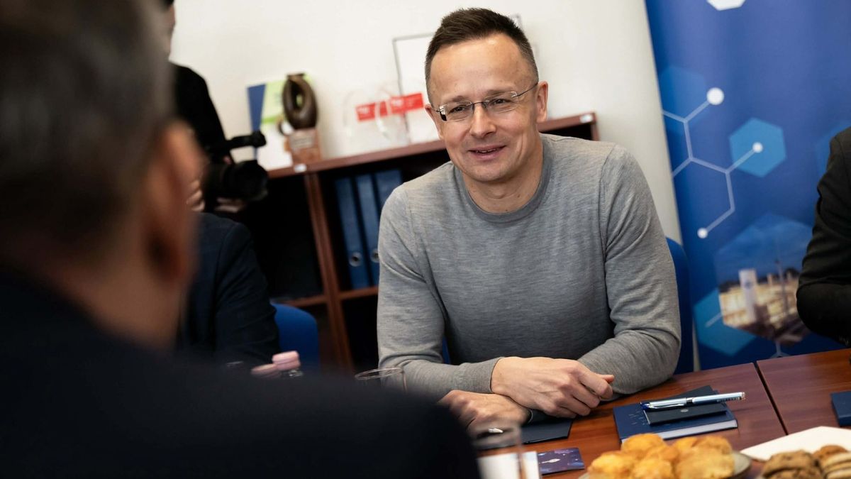 Panyi Szabolcs és a tiszás propagandasajtó próbált beleállni Szijjártó Péterbe, de öngólt lőttek