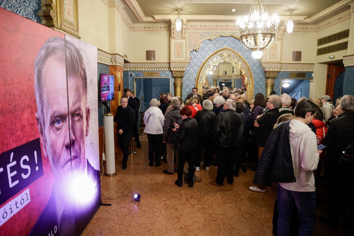 Tömeg az Utolsó figyelmeztetés díszbemutatóján