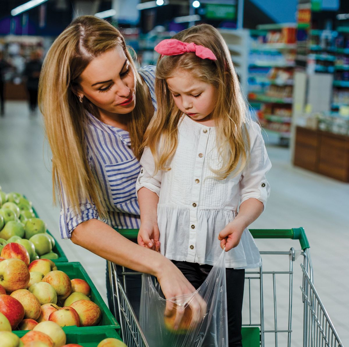 Mom,With,Daughter,In,The,Supermarket.,Girls,Choose,Fresh,Apples.