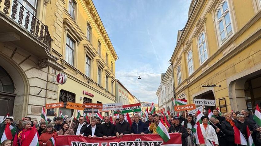 Országjárás: egy tűt nem lehetett leejteni Nagykanizsán, hatalmas tömeg várta Orbán Viktort