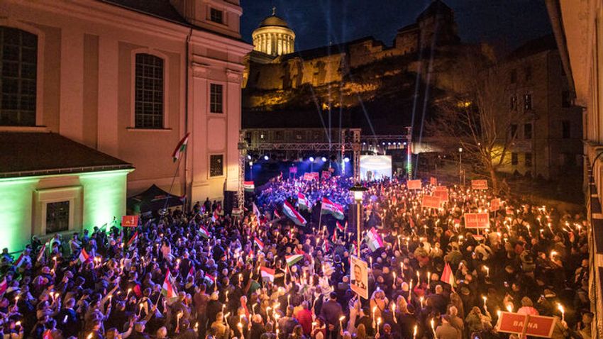 Országjárás Esztergomban: teljesen megtelt a Mindszenty Hercegprímás tér