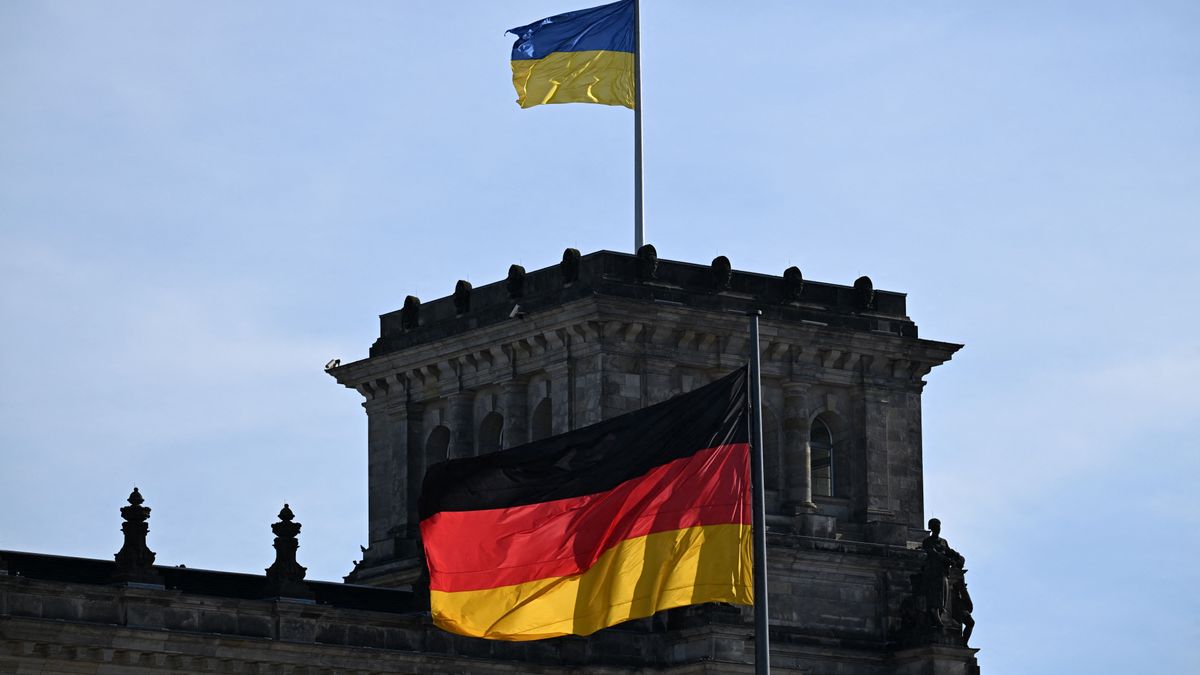 Biztonságosabban szeretne a magyar kormányra lőni, ezért Németországba költözik az „oknyomozó” portál