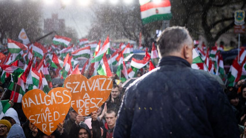 Hiába csapott le a vihar a viharsarokban, hatalmas tömeg hallgatta Orbán Viktort Békéscsabán