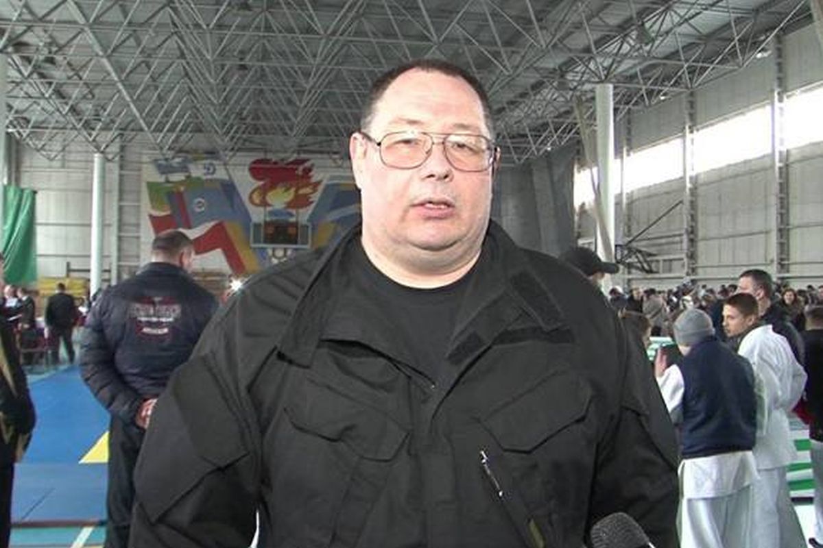 A sötét hátterű Hennagyij Kuznyecov, az SZBU volt vezérőrnagya, aki az aranykonvoj gyanús szállítmányát kísérte