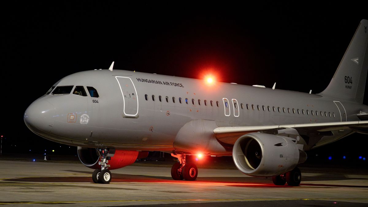 Tovább evakuálják az arab országokban ragadt magyarokat az iráni bombázások miatt