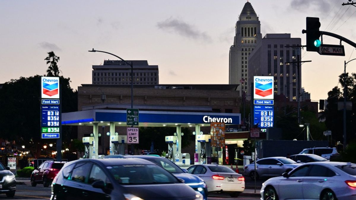 Teljesen másik világ: beütött az Egyesült Államokban is a benzin-katasztrófa, igaz, ott már 300 forintos benzinárnál
