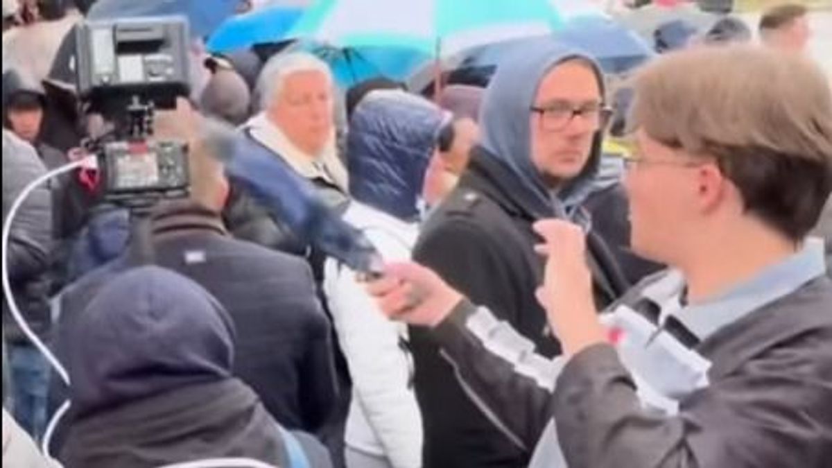 Újabb erőszakos Tisza-akciónak lehetünk szemtanúi: esernyővel támadtak Bohár Dánielre (VIDEÓ)