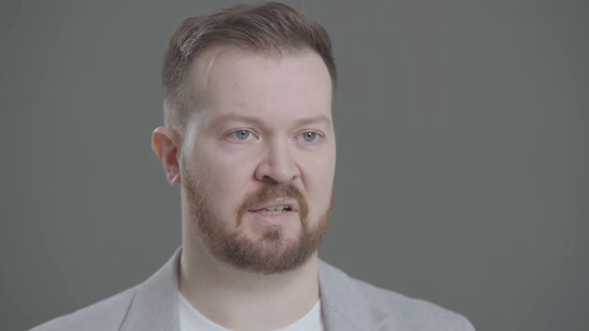 „Inkább mennék Ukrajnába a háborúba, mint hogy Mészárosé legyen a pénzem” – mondja, majd önként összedob Szabónak Bencének bő negyedmilliárdot