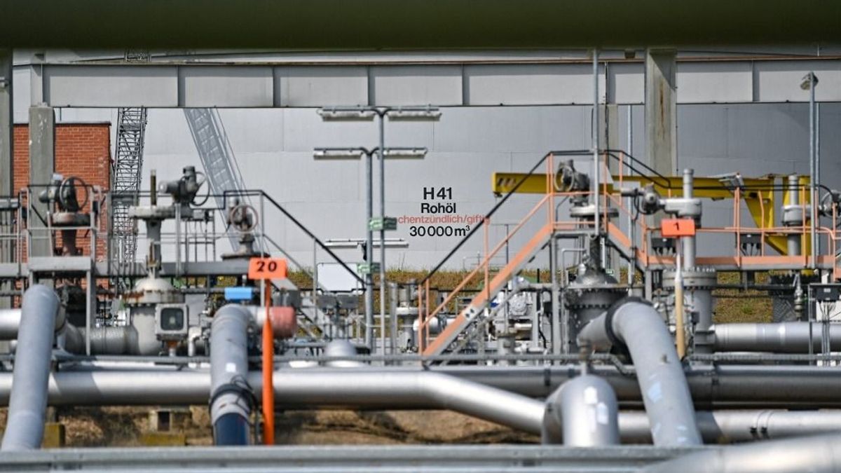 Felháborító: az európai uniós vizsgálóbizottság már közel két hete megérkezett Kijevbe, de a Barátság kőolajvezeték közelébe sem engedik őket