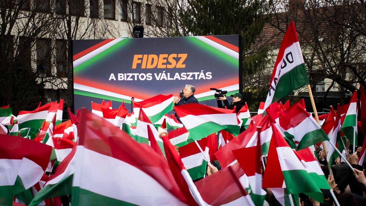 Orbán Viktor Pécelen: Hiába az eső, ezrek gyűlnek a Pest vármegyei városban a kormányfő beszéde előtt