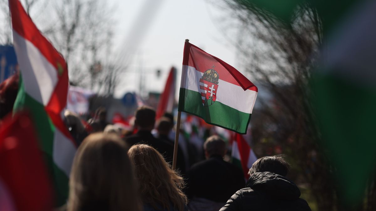 Óriási a tömeg, indul minden idők legnagyobb Békemenete – percről percre a Mandineren
