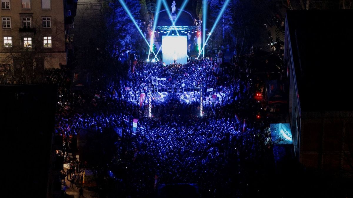 Micsoda látvány! Őrületes tömeg fogadta Orbán Viktort Dunaújvárosban (GALÉRIA)