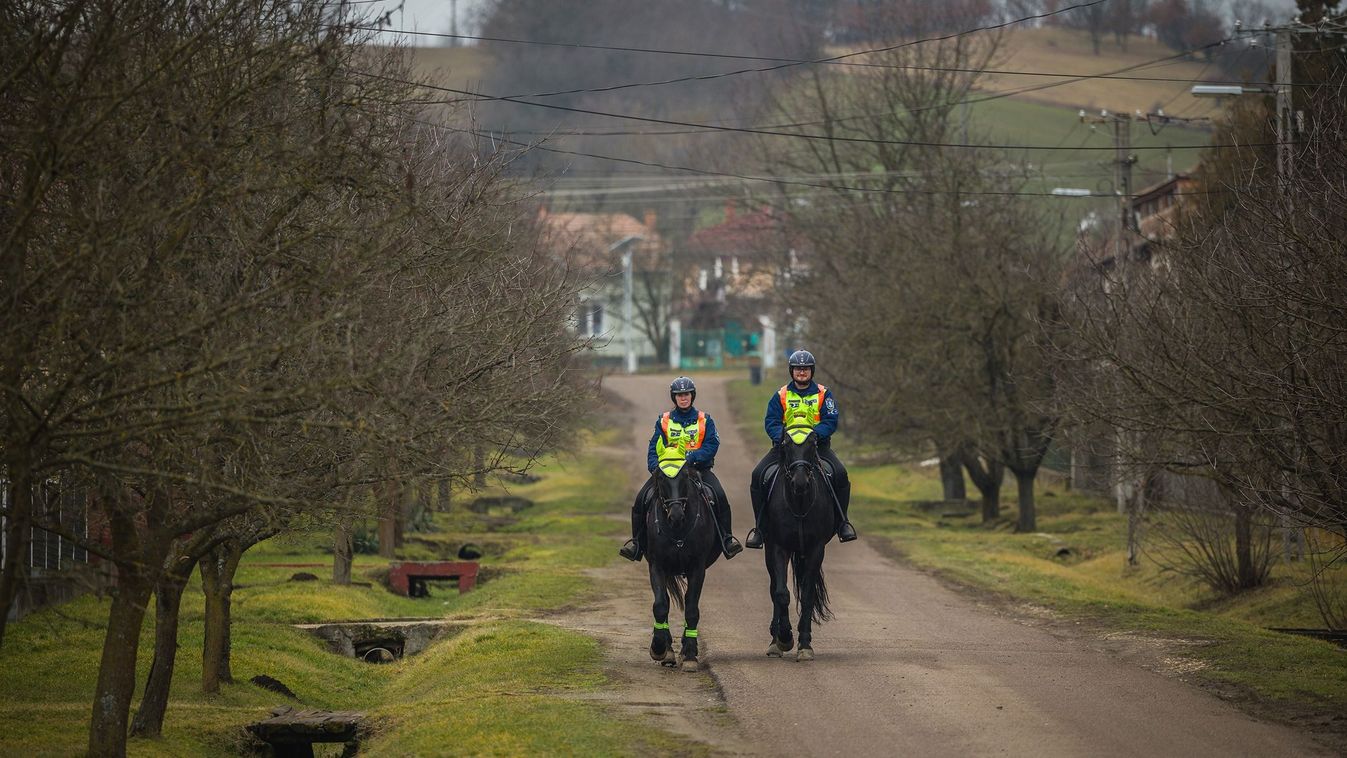 Patások kék uniformisban