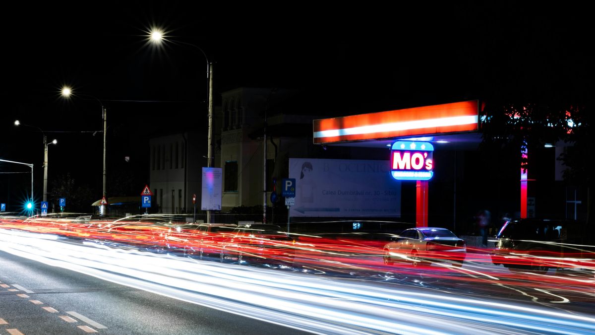 Kitört a pánik Romániában: történelmi csúcsra emelkedett az üzemanyag ára