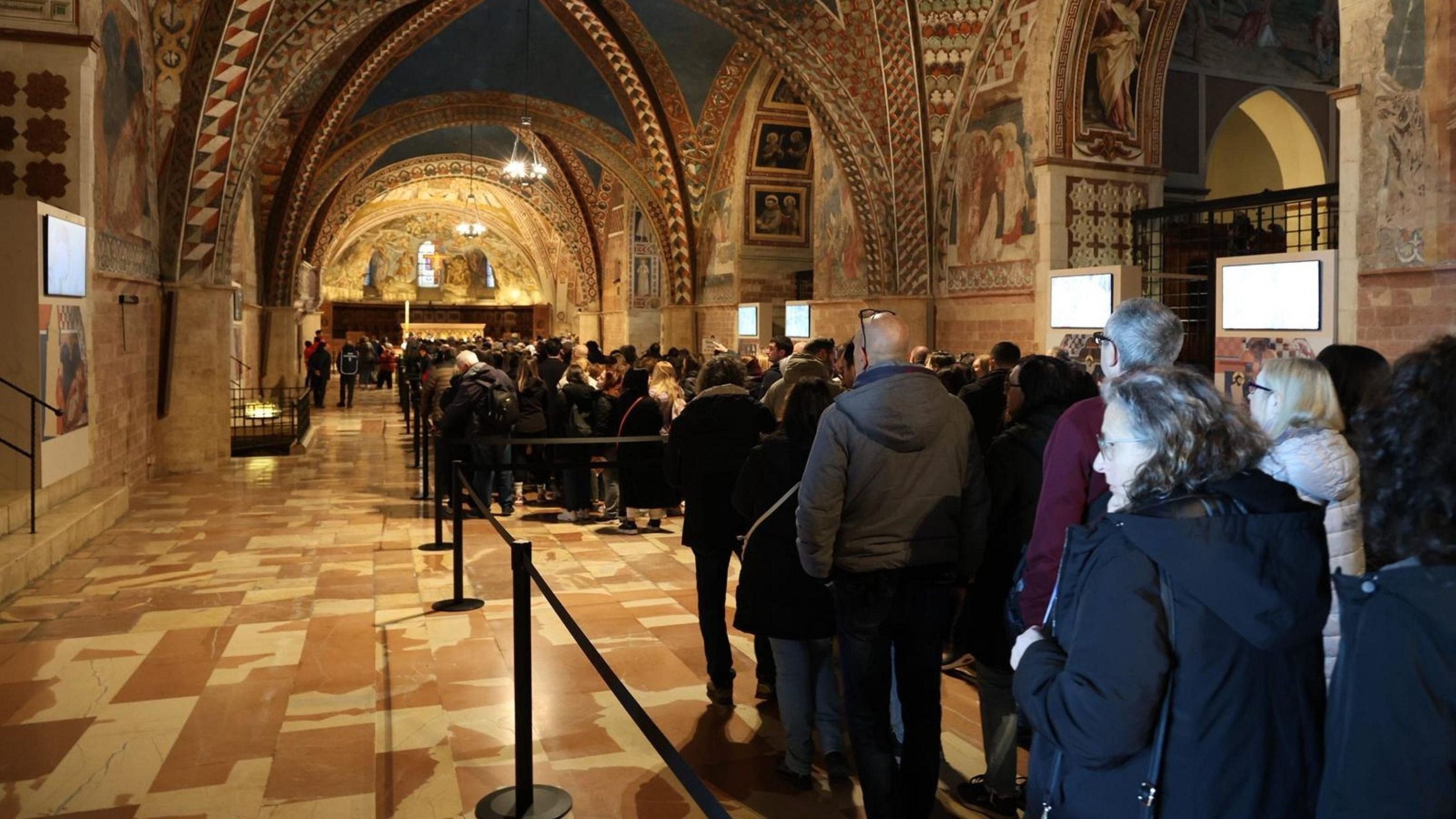 Százezrek állnak sorban Szent Ferenc csontjainál Assisiben