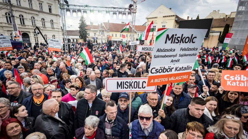 Országjárás: hatalmas tömeg fogadta Orbán Viktort Miskolcon