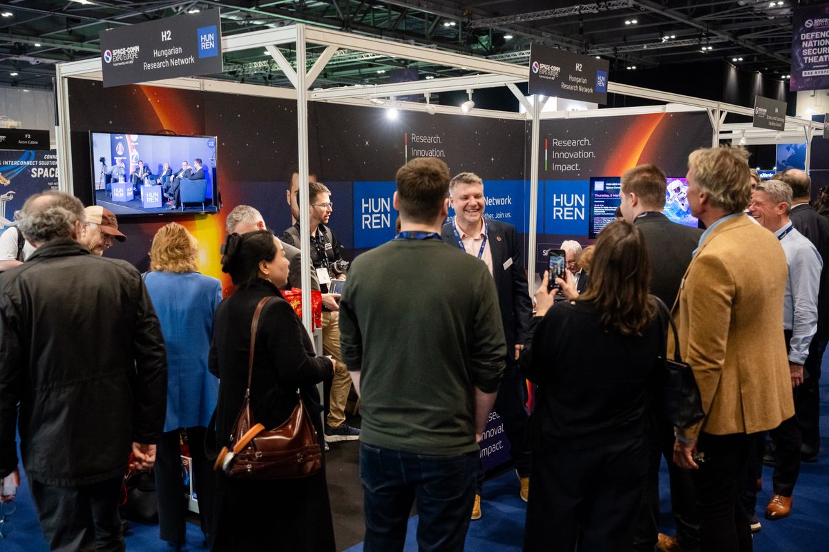 Óriási érdeklődés övezte a HUN-REN és a HUNOR standját Londonban a Space-Comm Expón.