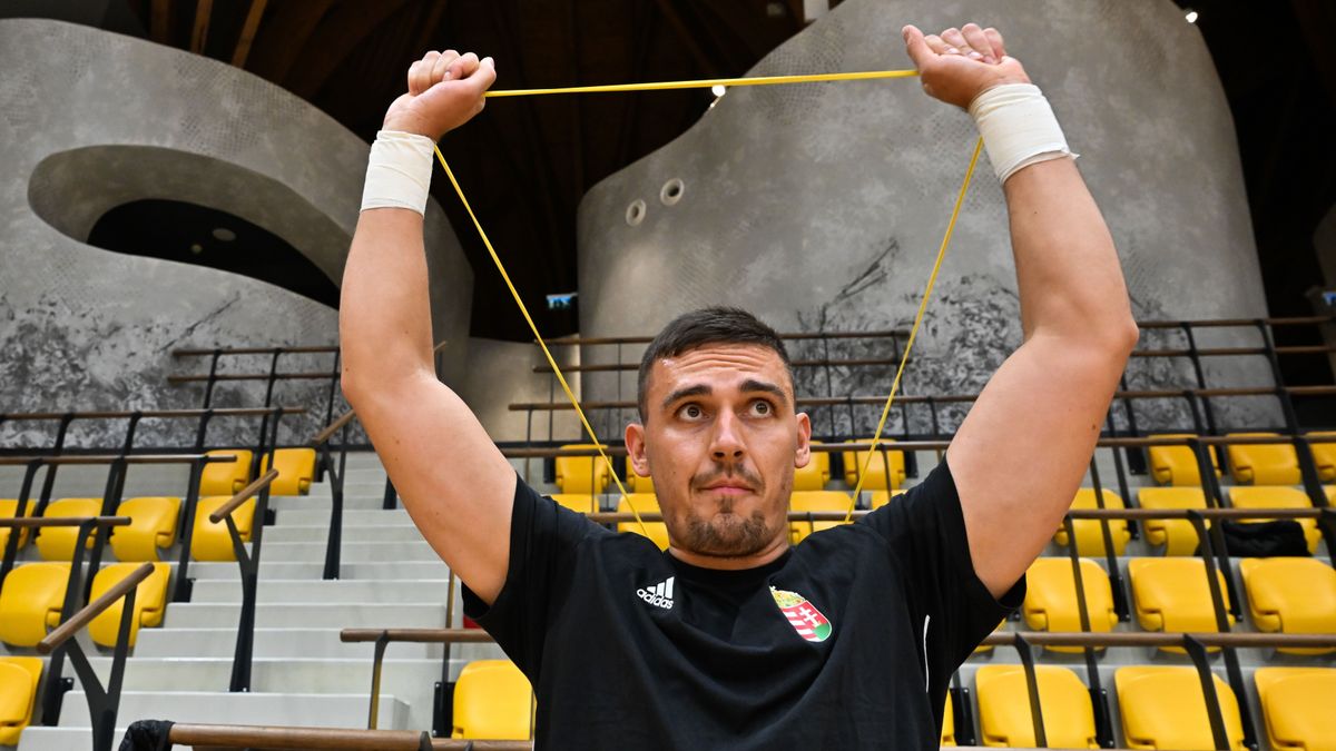 „Elképesztő érzés tizenhárom éven át folyamatosan válogatottnak lenni” – a magyar bombázó a Mandinernek