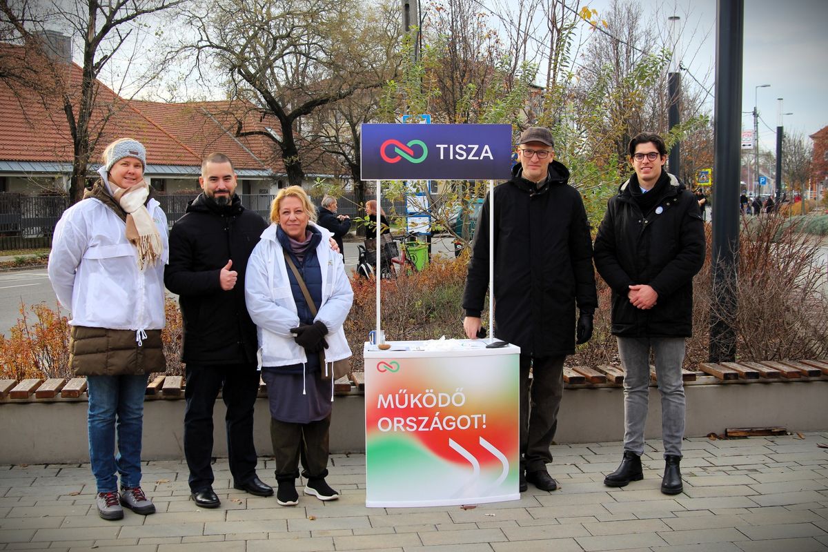 Tarr Zoltán kampányolás közben, balról a második helyen pedig Kiss Máté. Nem feltétlenül nagy a barátság köztük. Magyar Péter nem lehetett maradéktalanul elégedett a választókerületben. Fotó: Facebook