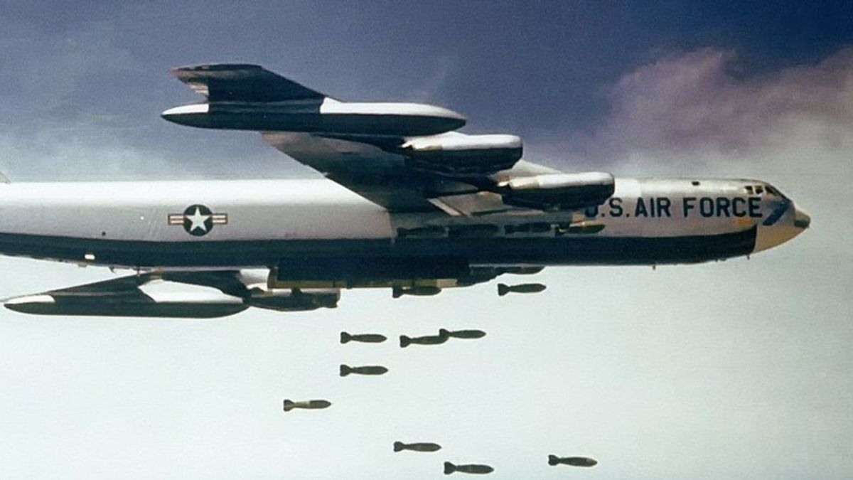 Elszabadult a pokol Közel-Keleten: az Egyesült Államok óriásbombákat vetett be a Hormuzi-szorosnál