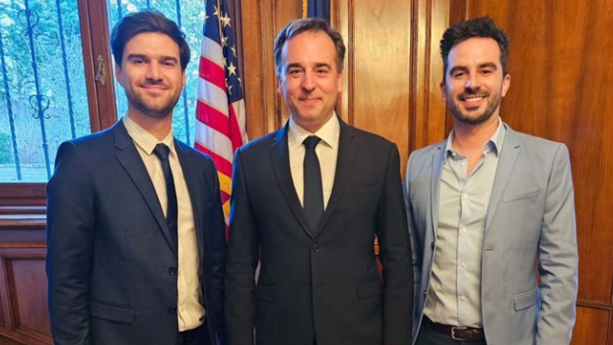 „Mocskos Fidesz, mocskos Fidesz” – dörmögte félálomban a kisebbik fiam, miután hazatért a Pamkutya nevű valami ki tudja, hányadik koncertjéről