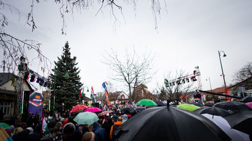 Az eső sem tántorította el a pécelieket Orbán Viktor nagygyűlésén