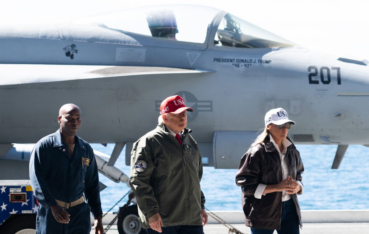 Háború Iránnal: Donald és Melania Trump egy repülőgéphordozó fedélzetén/ SAUL LOEB / AFP