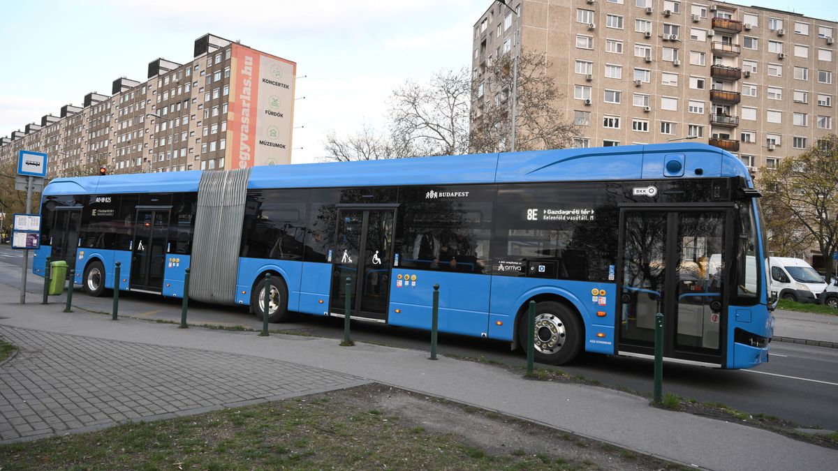 Most érkezett: felborult egy busz Budapesten!