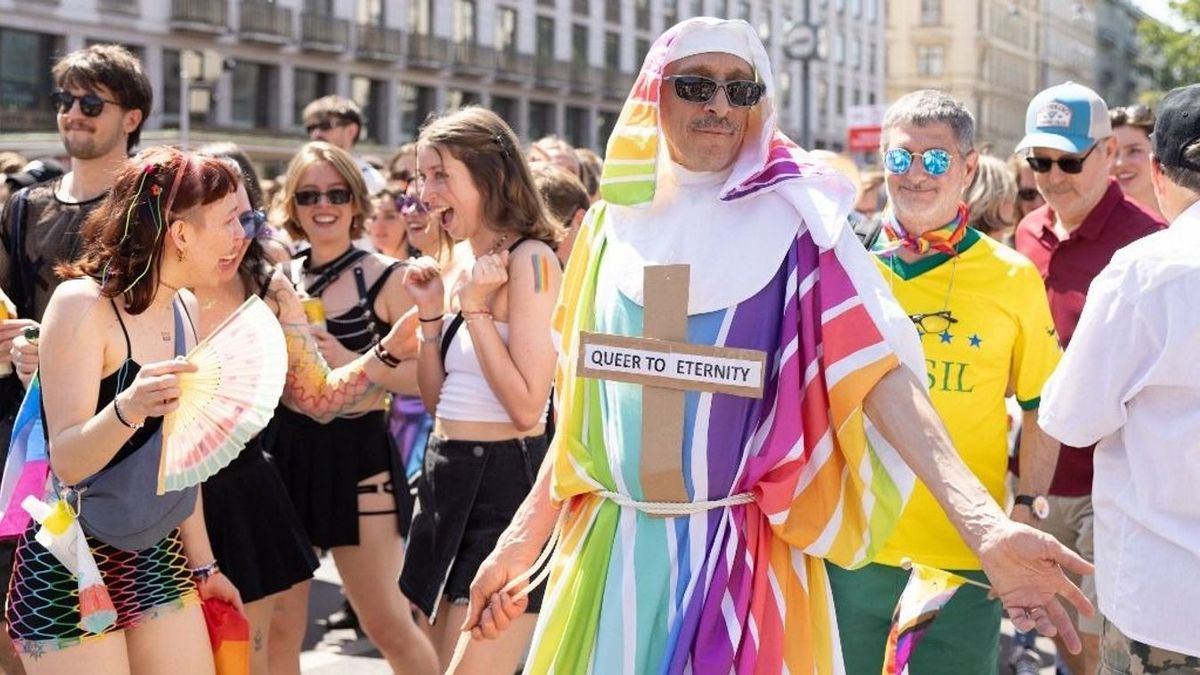 Ez itt a pluralizmus társadalma: az kapja meg a pénzét, aki nem különcködik LMBTQ-ügyben!