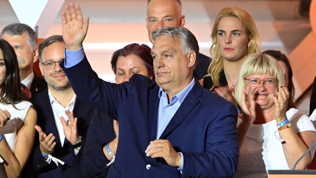 Orbán Viktor 2026 április 12-én - Forrás: Attila KISBENEDEK / AFP