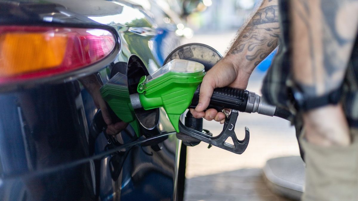 Megkezdődött: nem tetszik a Telexnek az üzemanyagok védett ára, beálltak a Tisza-kórusba