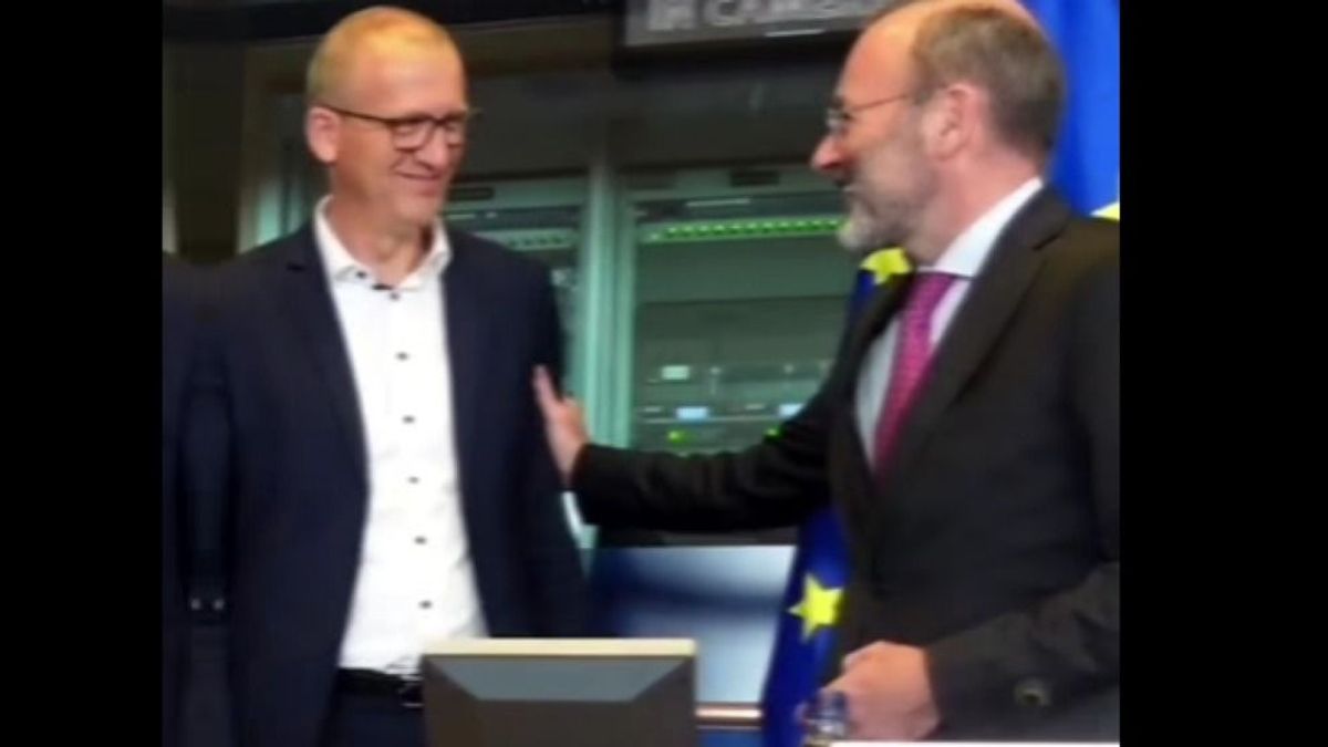 Erre a pillanatra várhatott Magyar Péter: állva tapsolta meg a magyargyűlölő Manfred Weber (VIDEÓ)