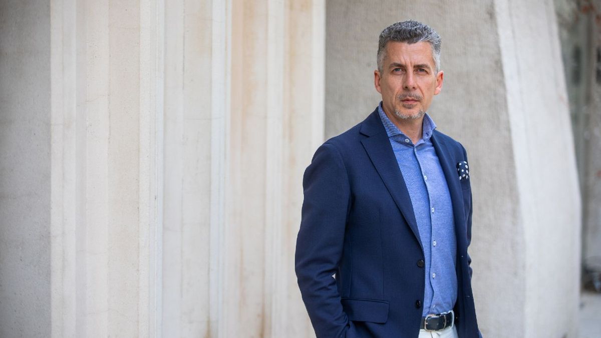 A te kezedet a gumiszobában fogják csak elengedni jövő hétfőtől, te jellemtelen hülyegyerek