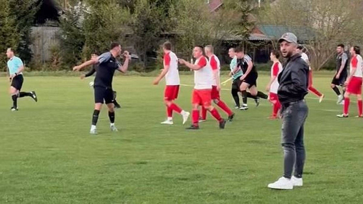 Elképesztő jelenetek a magyar futballpályán: fojtogatások, ütések, rúgások (VIDEÓ)