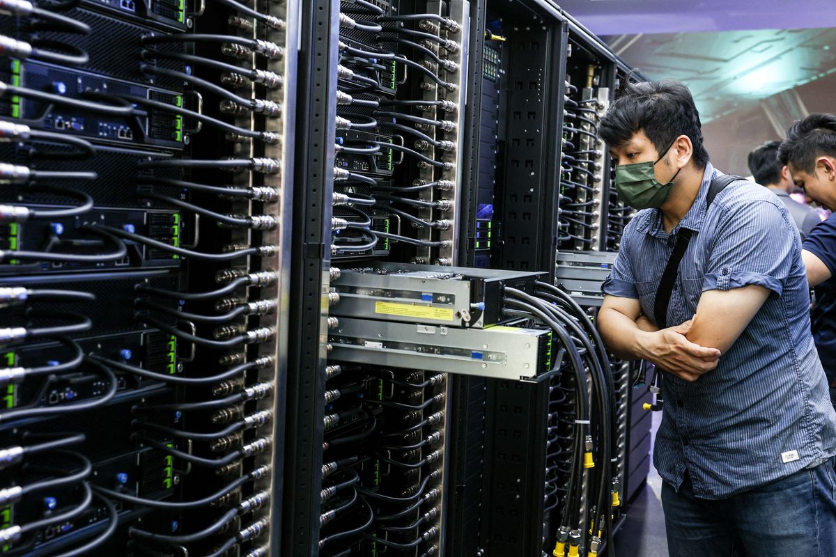 Aki az adatközpontokat uralja, az a jövő mozgásterét is formálja