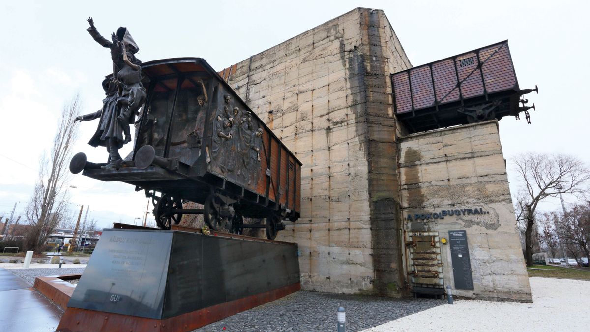 Az alábbi pár sort, amit egy darab papírra jegyeztek fel, a ferencvárosi pályaudvaron dobta ki a vonatból egy Sáry Mihály nevű férfi