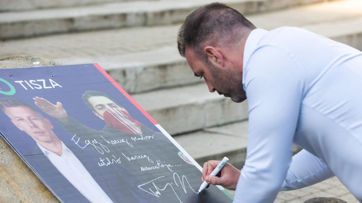 Napi szürreál: elárverezi a karlendítős plakátját Magyar Péter sajtófőnöke