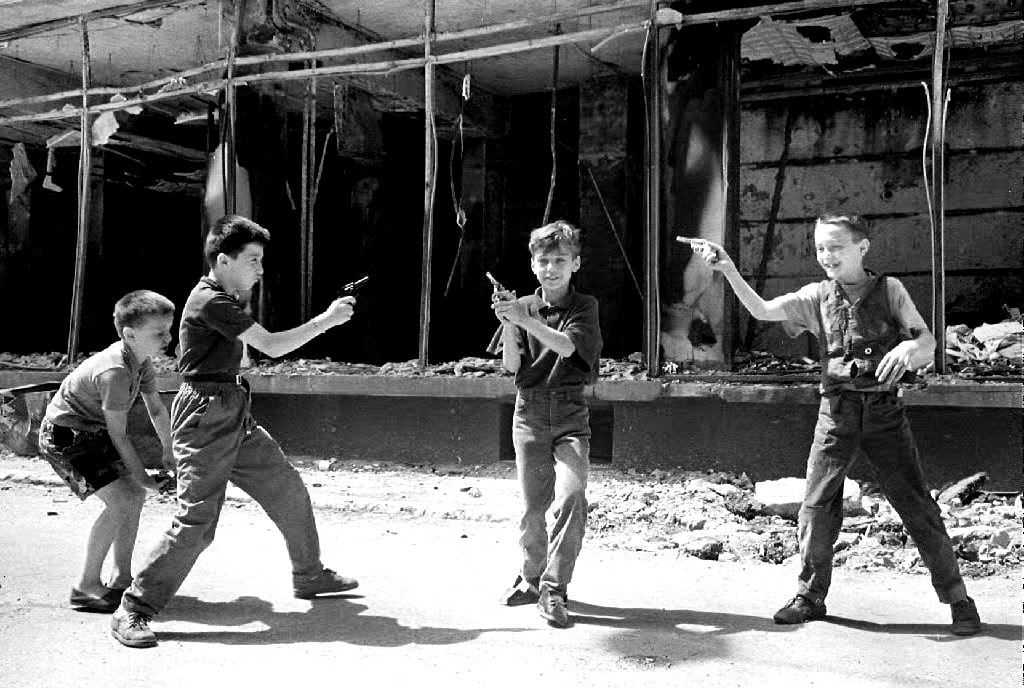 F-Sarajevo boys play w/guns