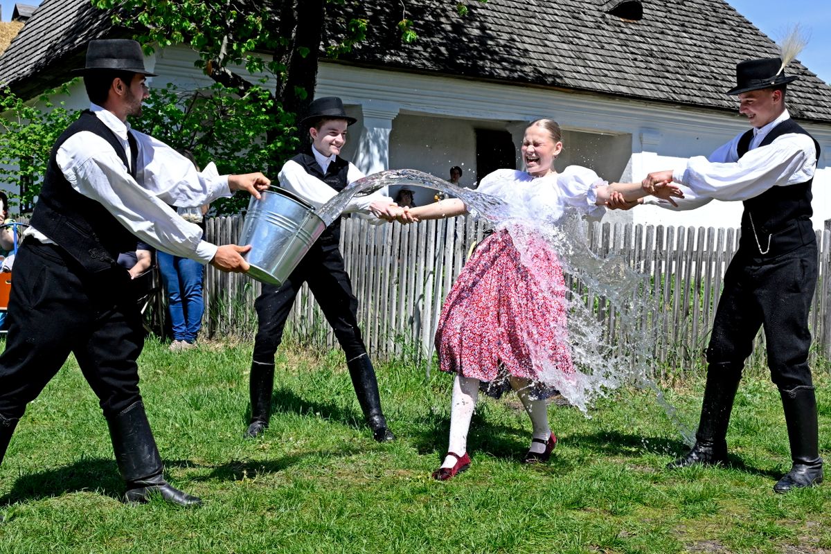 Mindegy, hogy vödör vízzel vagy kölnivel történik, a locsolóvers kihagyhatatlan eleme a locsolásnak (Fotó: MTI/Lakatos Péter)